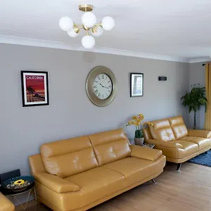 Holiday home Pass The Keys Amazing 4 Bedroom Property- Hot Tub & Sea Views
