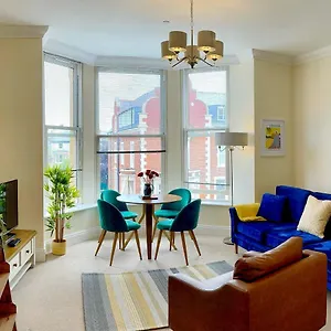 Apartment Stylish With Free Parking, Lift & Views